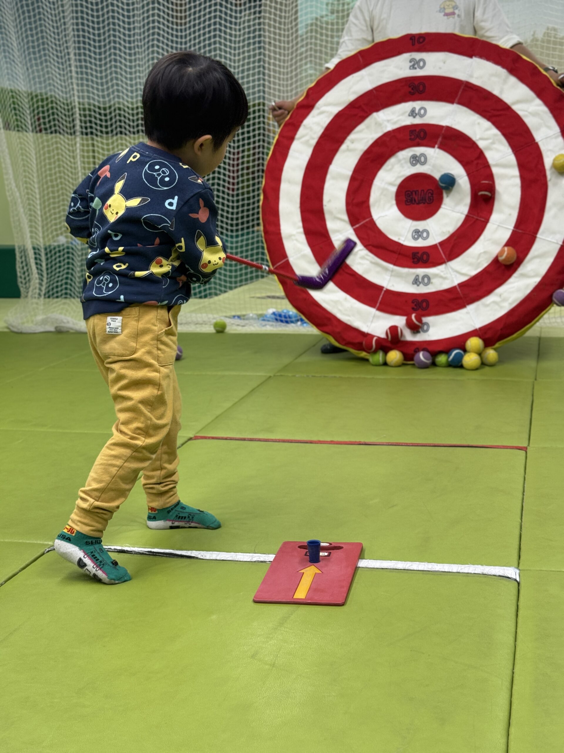 小さなクラブで、まずは的をめがけて一振り。