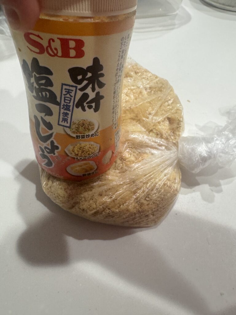 麺棒がなくても大丈夫。瓶の底でビスケットをぐりぐり。