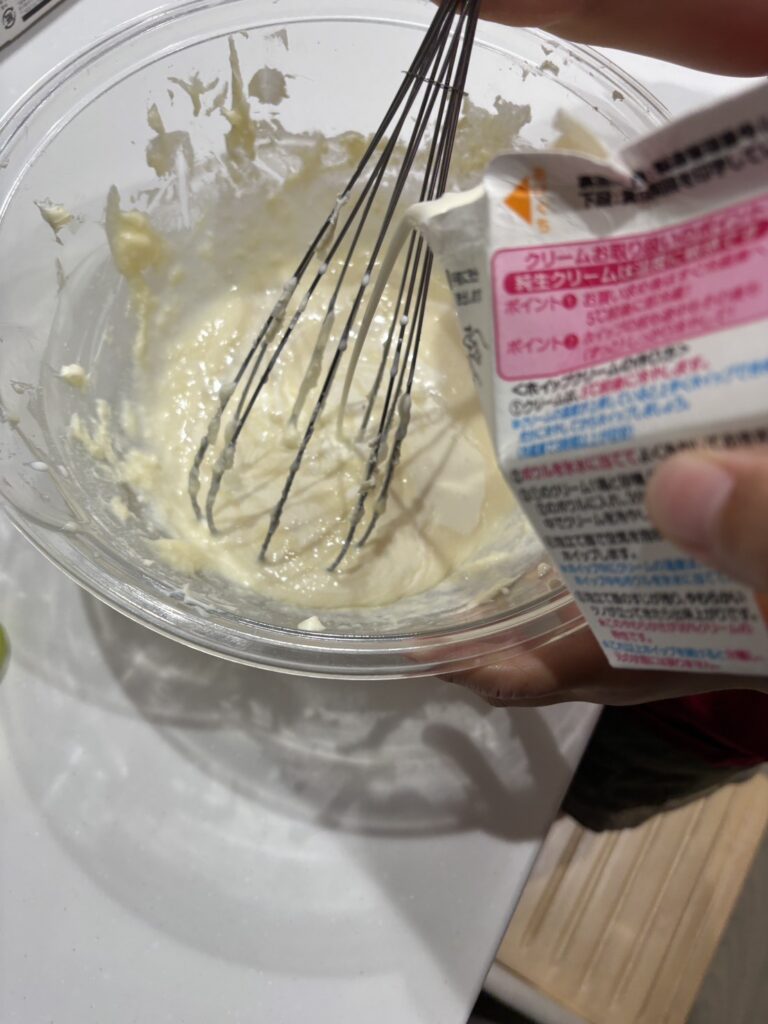 クリームチーズ、砂糖、ホイップをなめらかになるまで混ぜます。