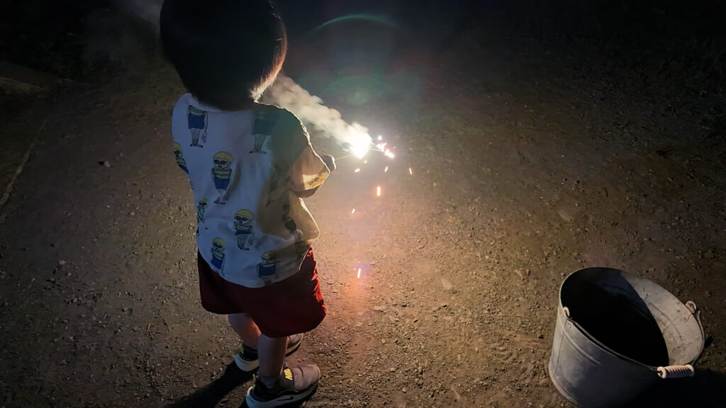 ホテルでもらった花火で、寝るだけの夜が楽しい時間に。