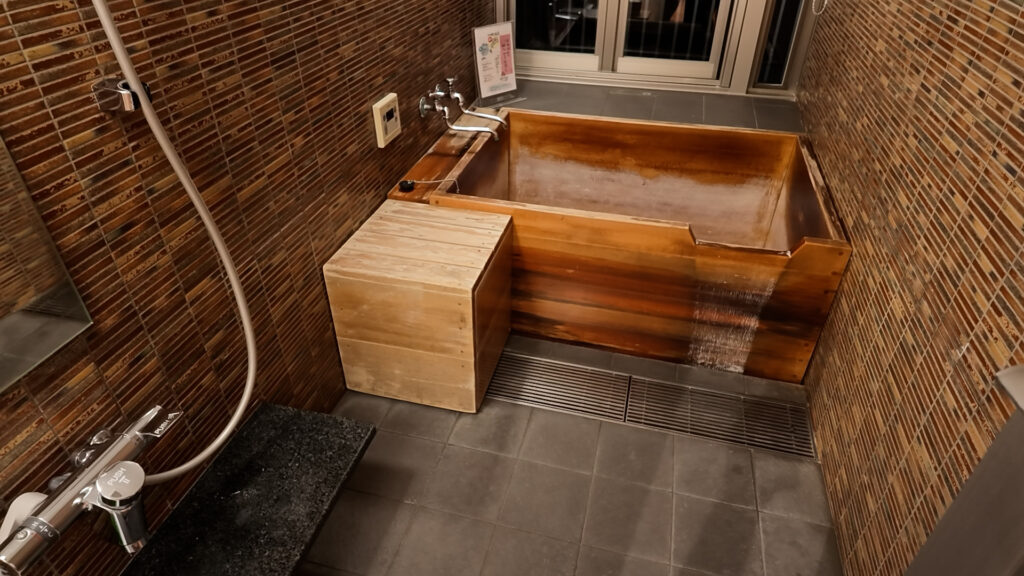お部屋に付いていた源泉かけ流しの檜風呂。