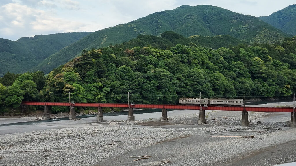 お部屋から見えた、川と電車のある朝の景色。