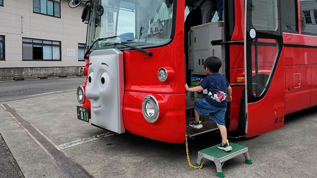 往路で乗った、真っ赤なバスのバーティ。