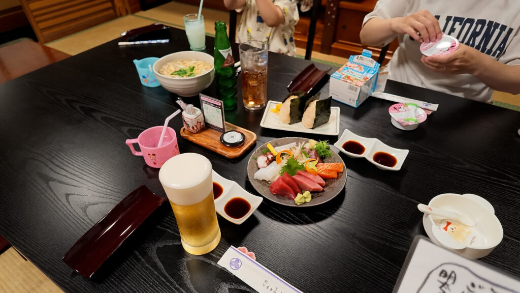 楽しかった旅を振り返りながら、家族でいただいたごはん。
